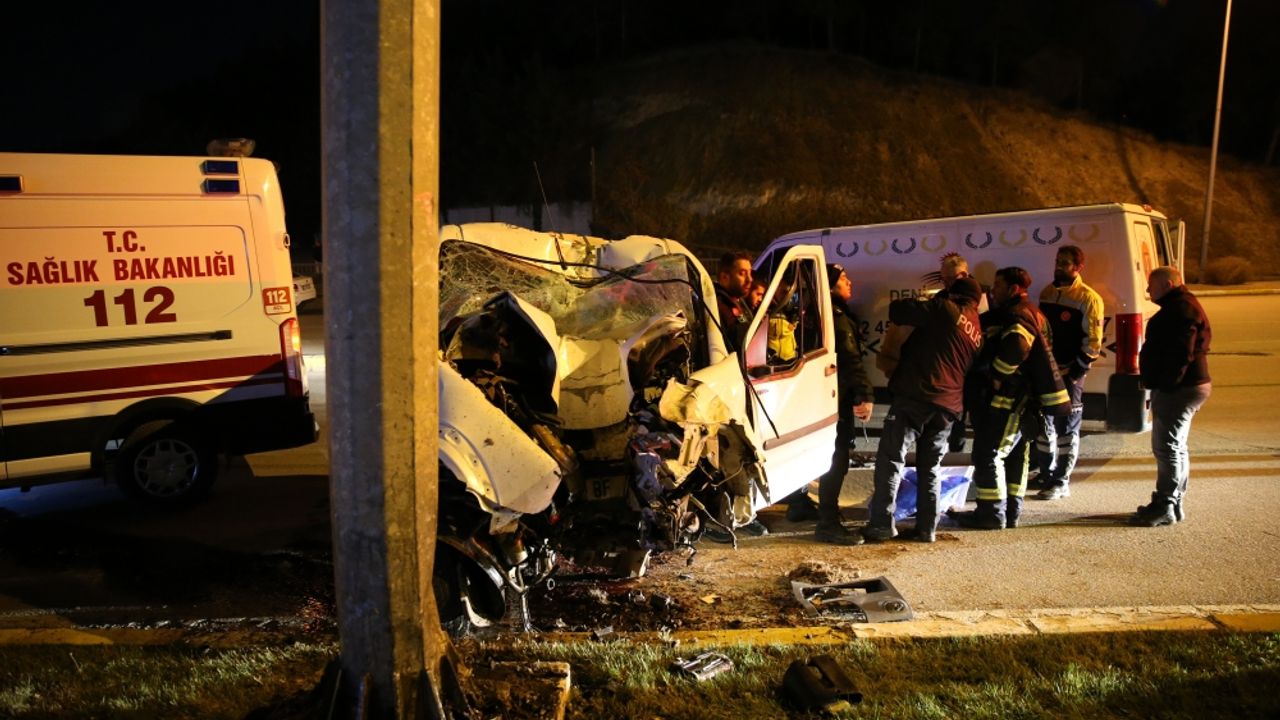 Denizli'de refüje çarpan kamyonetin sürücüsü öldü