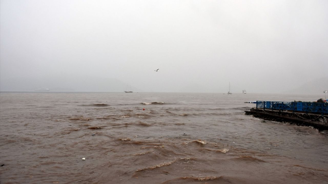 Muğla'da sağanak ve fırtınamsı rüzgar hayatı olumsuz etkiliyor
