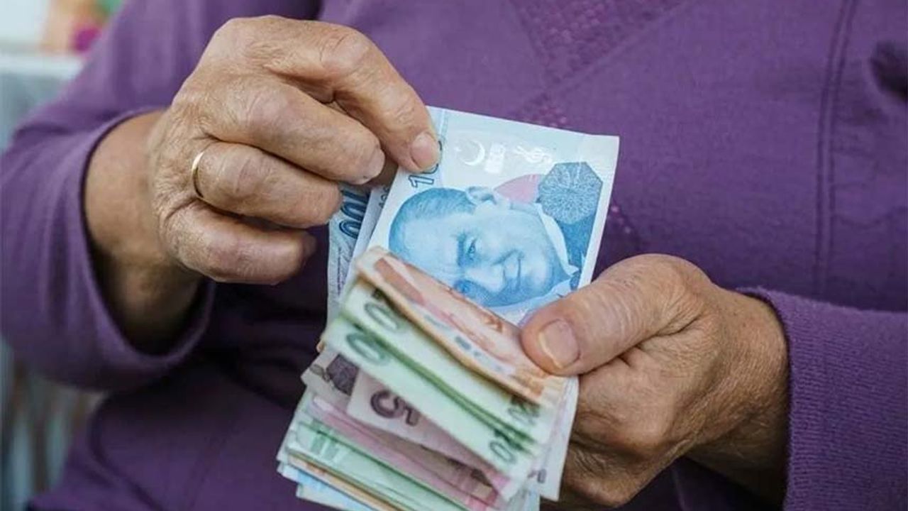 Çalışan emeklilere 5 bin lira düzenlemesi yılbaşından önce yasalaşacak