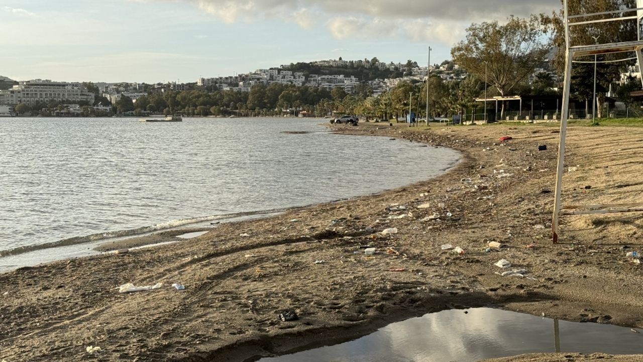 Bodrum'da yağışın ardından sahilde kirlilik oluştu