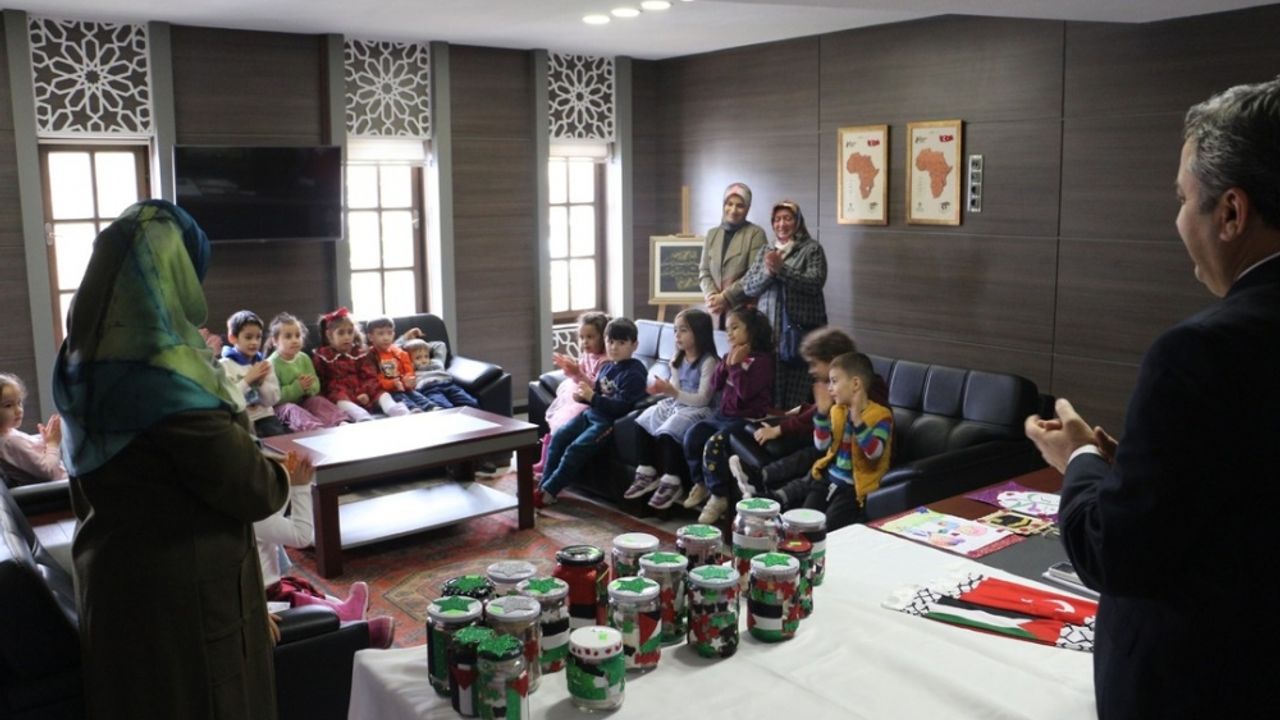 Muğla'da çocuklar harçlıklarını Filistin'deki çocuklara gönderdi