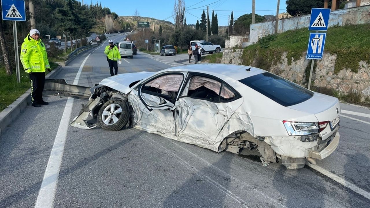 Aydın'da otomobille traktörün çarpışması sonucu 5 kişi yaralandı