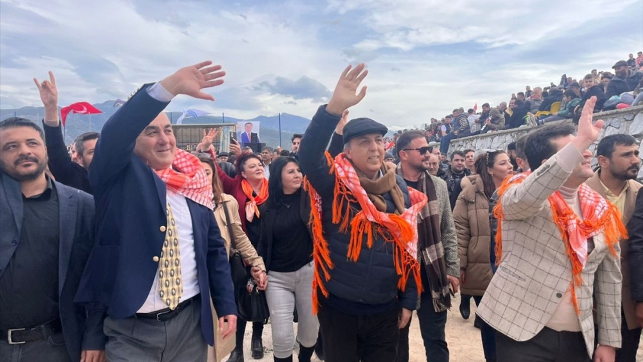Muğla Büyükşehir Belediye Başkan adayı Ayaydın, deve güreşi festivalini izledi