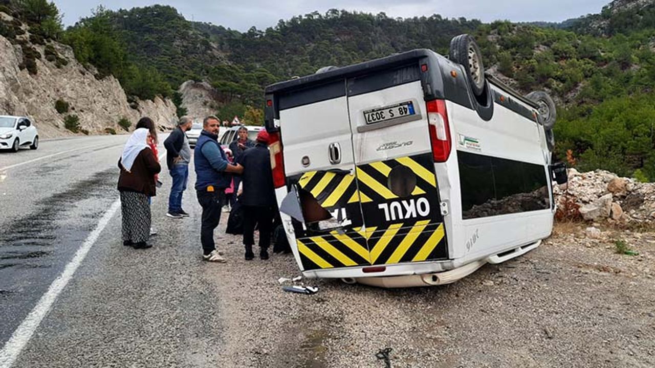 Servis minibüsü devrildi, 9 öğrenci yaralandı