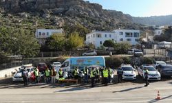 Bodrum'da motosiklet sürücülerine reflektif yelek ve kask dağıtımı yapıldı