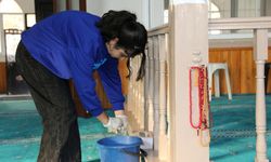 Ortaklar Genç Ofis gönüllüleri, cami temizliği yaptı