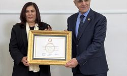 Aydın Büyükşehir Belediye Başkanı Özlem Çerçioğlu mazbatasını aldı