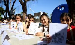 Fethiye'de minik öğrenciler yazdıkları kitapları imzaladı