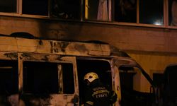 Muğla'da minibüste çıkan yangın sıçradığı eve zarar verdi