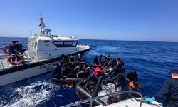 Ortaca ve Datça açıklarında can sallarındaki 52 düzensiz göçmen kurtarıldı