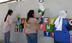 Aydın'da "Gençlik Haftası" kapsamında gönüllü gençler okul duvarlarını boyadı