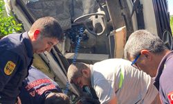 Muğla'da yol kenarına devrilen beton mikserinde sıkışan sürücüyü itfaiye kurtardı