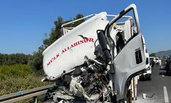 Köyceğiz'de kamyonetin tıra arkadan çarpması sonucu 2 kişi öldü