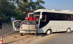 Bodrum'da midibüsle çarpışan otomobildeki 1 kişi öldü, 1 kişi yaralandı