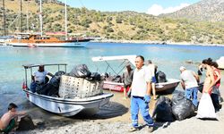 Fethiye'de deniz kenarından 50 torba çöp toplandı