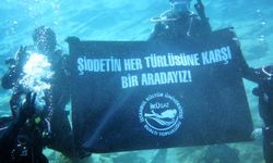 Bodrum'da, kadına şiddete karşı farkındalık için su altında pankart açıldı