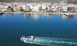 Marmaris Körfezi'nde deniz yüzeyinde biriken atıklar toplandı