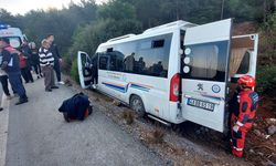 Muğla'da trafik levhasına çarpan minibüsteki 8 kişi yaralandı