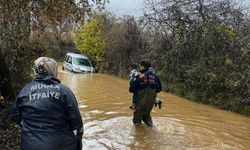 Sağanak nedeniyle araçta mahsur kalan 4 kişi kurtarıldı