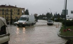 Muğla'nın Menteşe ilçesinde sağanak ve fırtına etkili oluyor