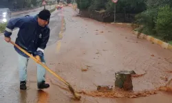 Muğla Marmaris'te ekipler sağanak seferberliğinde