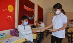 Pandemide babaannesinden öğrendi, arkadaşları için maske dikti