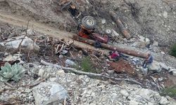 Devrilen traktörün sürücüsü hayatını kaybetti