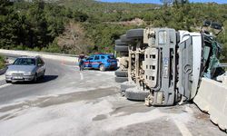 Sakar rampasında kum yüklü kamyon devrildi