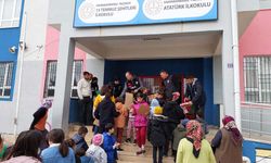 Köyceğiz polisi Kahramanmaraş’taki çocuklara hediye dağıttı