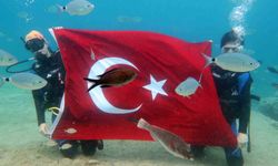 Denizin dibinde Türk Bayrağı açtılar