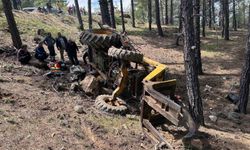 Orman kesim işçisi devrilen traktörün altında kaldı