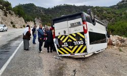 Servis minibüsü devrildi, 9 öğrenci yaralandı