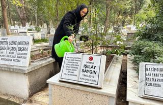 AK Parti'li Çankırı, Işılay Saygın'ın kabrini ziyaret etti