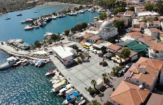 Marmaris Bozburun’da liman ve meydan düzenlemesi sona erdi