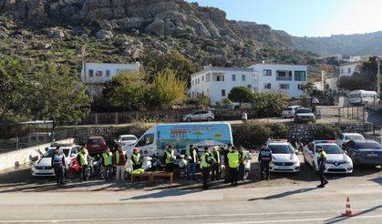 Bodrum'da motosiklet sürücülerine reflektif yelek ve kask dağıtımı yapıldı