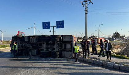 Yangına giderken devrilen itfaiye aracındaki 3 personel yaralandı