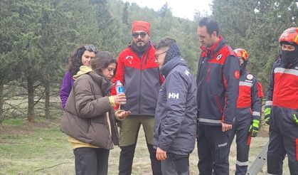 Denizli'de ağaca takılıp mahsur kalan yamaç paraşütü pilotunu itfaiye kurtardı