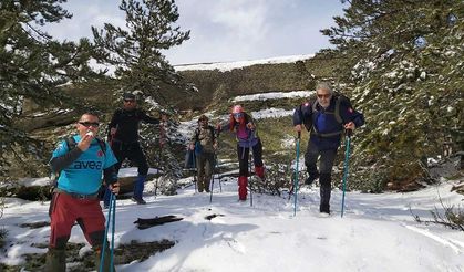 Muğlalı doğaseverlerden karlı Madran Dağı yürüyüşü