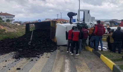 Kömür yüklü kamyon devrildi, alt geçit kapandı