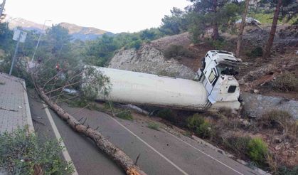 Doğalgaz yüklü tanker uçuruma yuvarlandı, sızıntı ihtimaline karşı önlem alındı