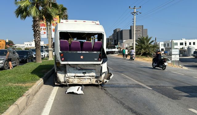 Bodrum'da otomobil ile minibüsün çarpıştığı kazada 14 kişi yaralandı