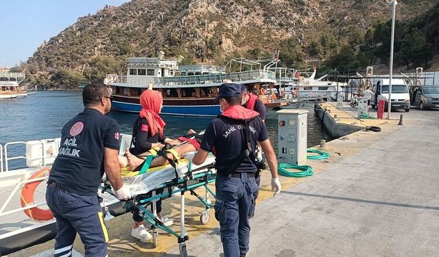 Marmaris açıklarında gezi teknesinde rahatsızlanan kişiye tıbbi tahliye