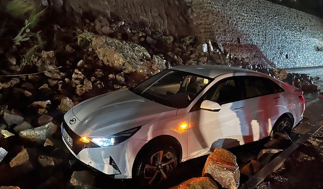 Bodrum'da sağanak nedeniyle çöken istinat duvarı kara yolunun bir bölümünü trafiğe kapattı