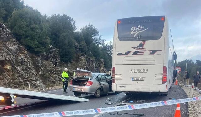 Yolcu otobüsü ile çarpışan otomobildeki karı koca öldü