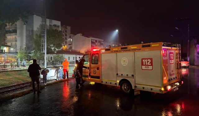 Aydın'da otomobilin tren raylarına düşmesi güvenlik kamerasında