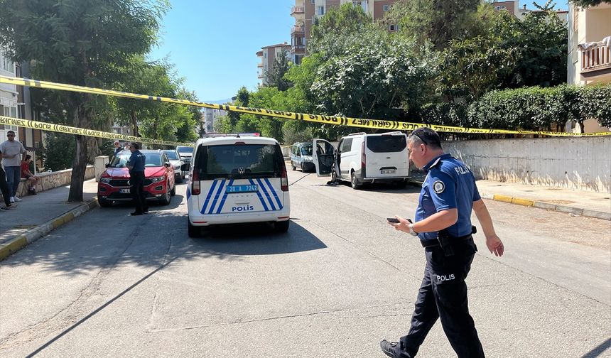 Denizli'de sokakta pompalı tüfekle yaralanan kişi hastaneye kaldırıldı