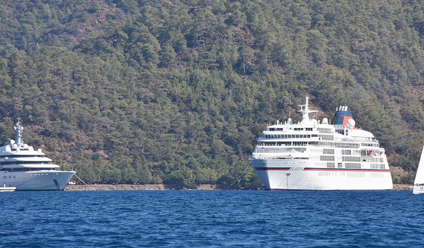 Yolcu gemileri "Marella Discovery" ve "Europa" Marmaris'e geldi