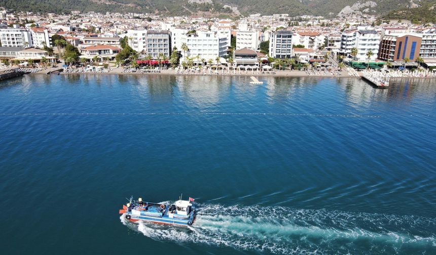 Marmaris Körfezi'nde deniz yüzeyinde biriken atıklar toplandı