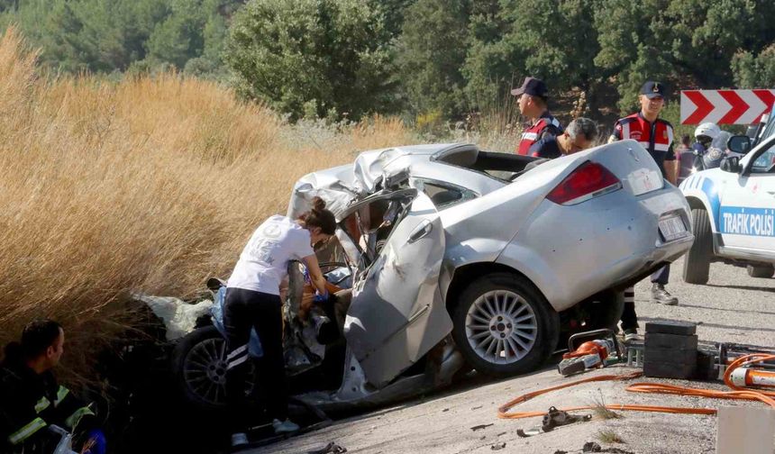 Tuğla yüklü tır ile otomobil çarpıştı: 2 ölü