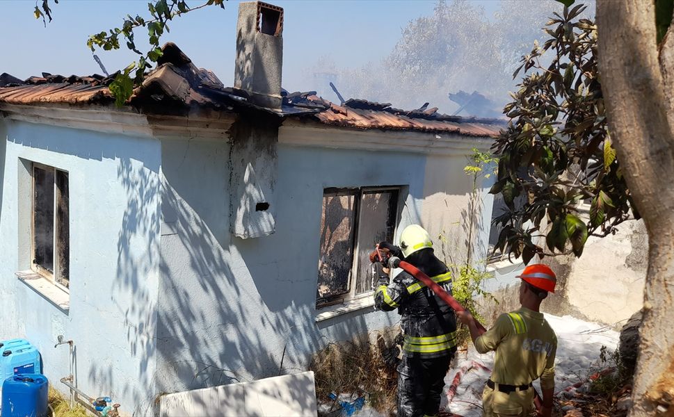 Dalaman'da ormanlık alana yakın evde çıkan yangın söndürüldü